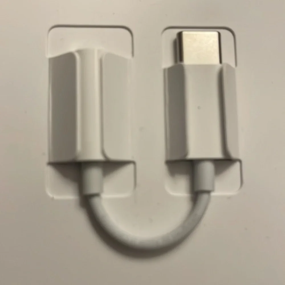 Apple USB-C to 3.5mm White Headphone jack adapter